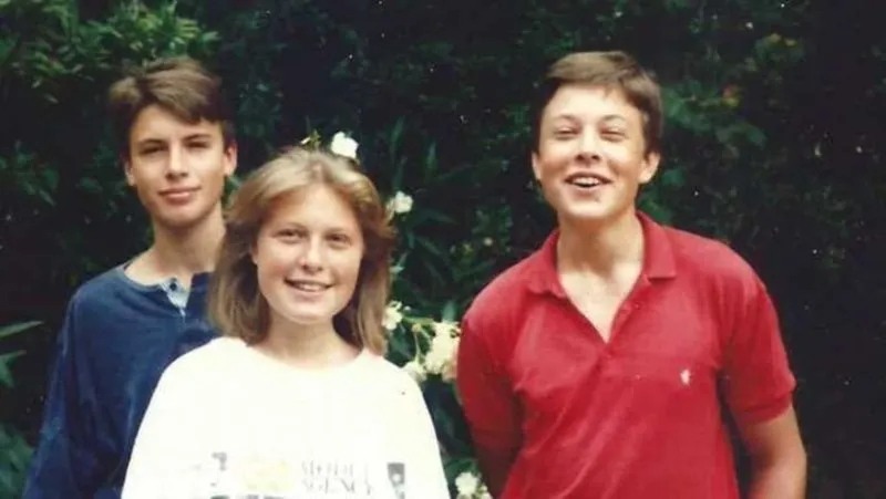 El joven Elon Musk con su hermano Kimbal